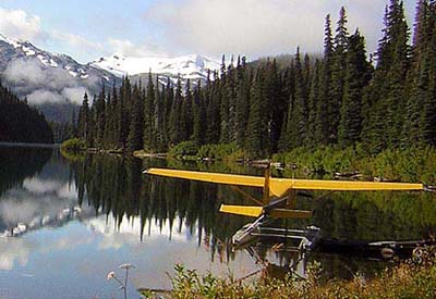 Taiga, Kanada: Von den Rocky Mountains zum Pazifik - Wasserflugzeug auf dem Tetachuk Lake an einer Waldkante