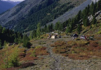 Taiga, Russland: Trekking im Altaigebirge - Zeltplatz in der unberhrten Bergwelt